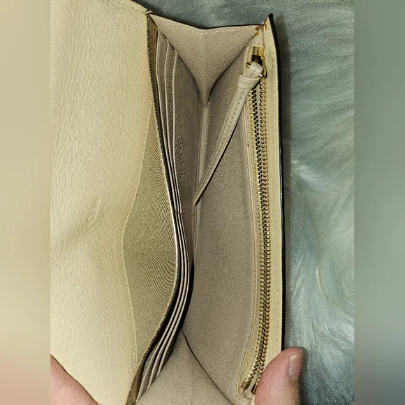 ❌SOLD❌ 🩷Chloe Alphabet Wallet🩷 - Picture 10 of 14